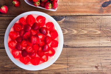 Ahşap bir masa üzerinde çilek ile pişirme olmadan Cheesecake, üst görünüm, yatay, kopya alanı