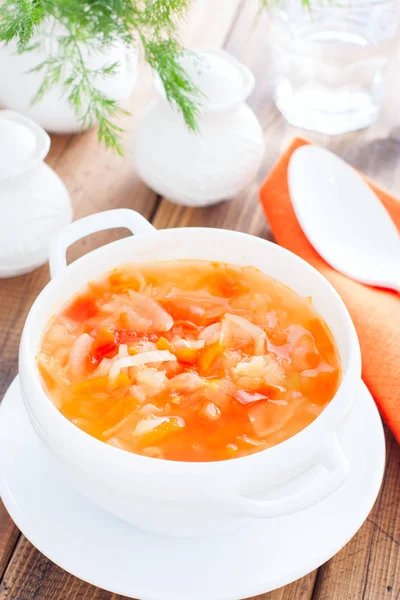 Zeleninová polévka s cibulí a zelím pro cibulovou stravu v bílé misce, selektivní zaostření — Stock fotografie