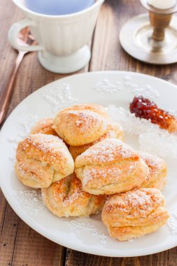 Tahta bir masa üzerinde lor ile kaz ayak çerezleri, seçici odak