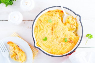 Bir tavada et doldurma ile Patates güveç, üst görünüm, yatay