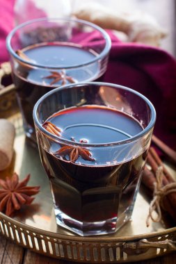 Güzel bir tepside cam bardak mulled şarap, seçici odak