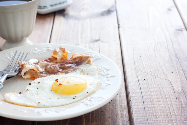 传统的英式早餐，煎蛋与熏肉在木桌上，水平，文本的地方 — 图库照片
