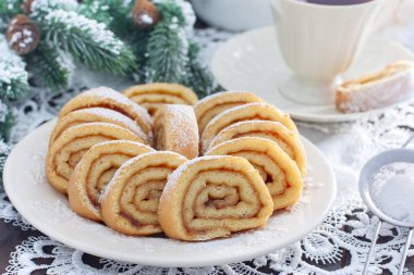 Bisküvi şenlikli elma reçel ile beyaz bir kase üzerinde yatay rulo.