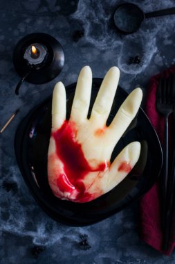 Cadılar Bayramı tablo dekorasyon için kiraz soslu vanilya el şeklinde puding, üst görünüm, seçici odak