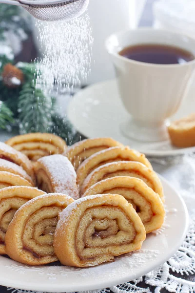 Печенье с яблочным вареньем в белом рождественском декоре, избирательный фокус — стоковое фото