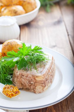 Beyaz bir tabak, seçici odak üzerinde jöleli hindi eti