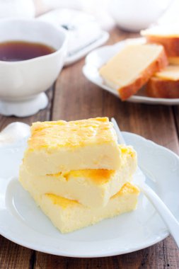 beyaz bir tabak, seçici odak üzerinde kahvaltı için gür omlet