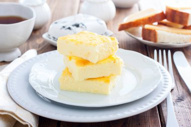 beyaz bir tabakta kahvaltı için yemyeşil omlet, yatay