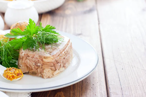 Домашняя Аспик из мяса индейки на белой тарелке с вареным картофелем и свежими травами, горизонтальная, место для текста — стоковое фото