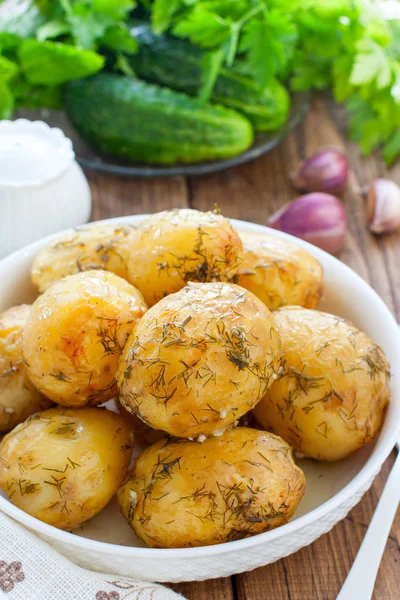 Patatas enteras al horno con eneldo y ajo, enfoque selectivo Fotos De Stock Sin Royalties Gratis