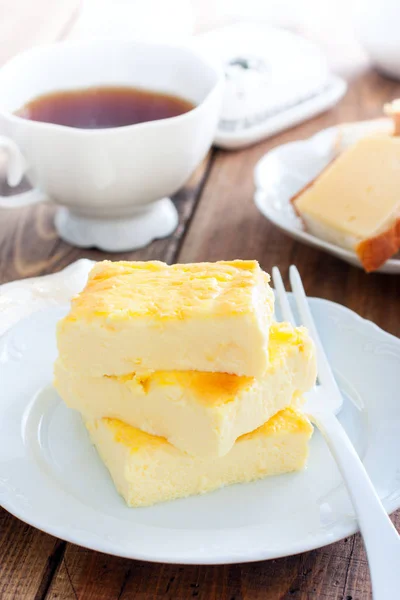 Exuberante tortilla para el desayuno en un plato blanco, enfoque selectivo Imágenes De Stock Sin Royalties Gratis