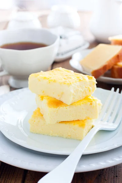 Exuberante tortilla para el desayuno en un plato blanco, enfoque selectivo Imagen De Stock