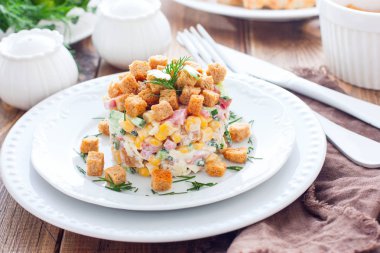 Bir porsiyon hizmet beyaz bir tabakta füme sosis ve kraker ile Salata, yatay