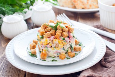 Bir porsiyon hizmet beyaz bir tabakta füme sosis ve kraker ile Salata, yatay