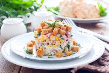 Bir porsiyon hizmet beyaz bir tabakta füme sosis ve kraker ile Salata, yatay