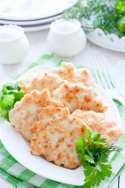 Chuletas picadas de filete de pavo con hierbas frescas en un plato blanco, enfoque selectivo Imágenes De Stock Sin Royalties Gratis