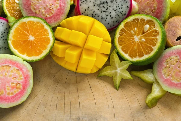 Luminosi Frutti Tropicali Colorati Mango Mandarino Guava Drago Stella Sapodilla — Foto Stock