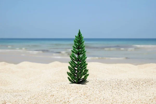 Albero Natale Una Spiaggia Sabbia Sullo Sfondo Del Mare Blu — Foto Stock