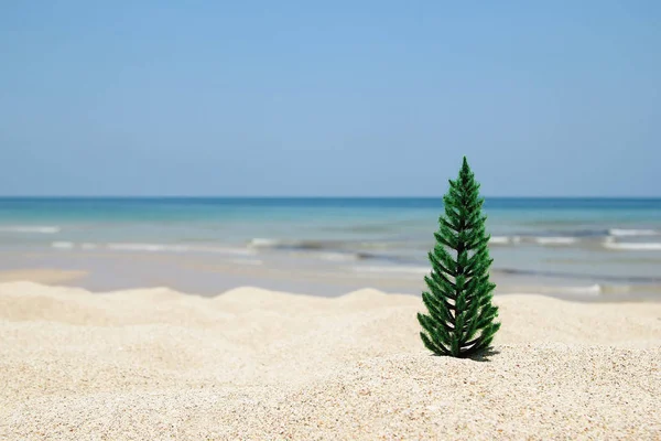 Albero Natale Sulla Spiaggia Sabbia Bianca Sullo Sfondo Del Mare — Foto Stock