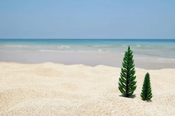 Due Alberi Natale Artificiali Una Spiaggia Sabbia Sullo Sfondo Del — Foto Stock