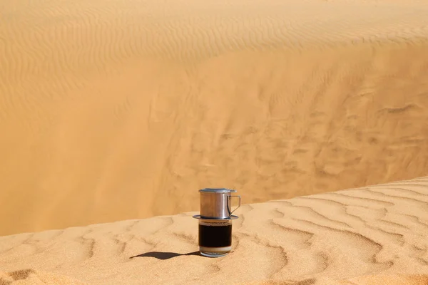 Zwarte Koffie Druppelen Vietnamese Stijl Met Gecondenseerde Melk Een Rode — Stockfoto