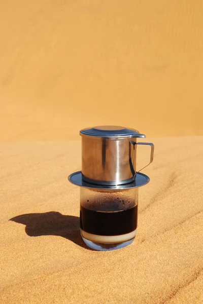 Zwarte Koffie Druppelen Vietnamese Stijl Met Gecondenseerde Melk Een Rode — Stockfoto