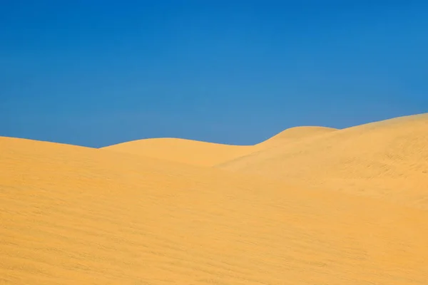 Kijk Heuvels Een Woestijn Met Blauwe Lucht — Stockfoto