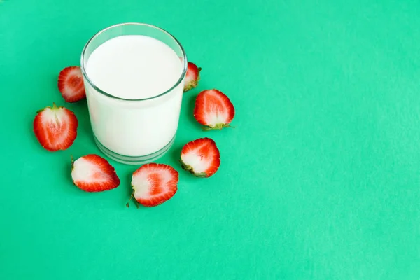 Vaso Leche Mitades Fresa Alrededor Sobre Fondo Turquesa Vista Superior — Foto de Stock