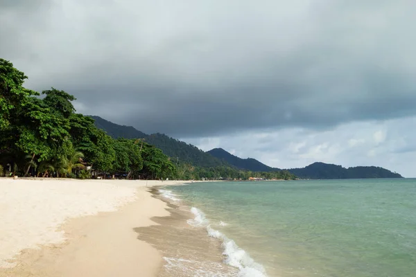 Tropická Krajina Modrým Mořem Písečnou Pláží Palmami Zamračená Obloha Bouřlivé — Stock fotografie