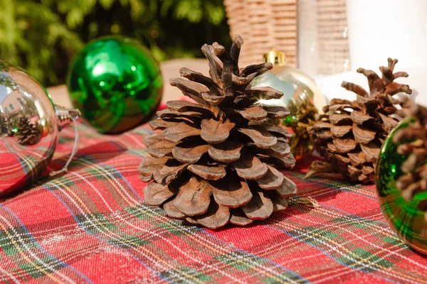 Decorações Natal Cones Pinho Toalha Quadriculada Vermelha Feira Natal — Fotografia de Stock