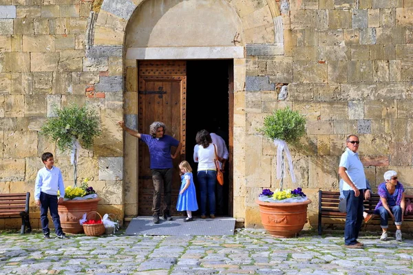 San Gimignano Italia Mayo 2012 Gente Cercana Iglesia Día Boda — Foto de Stock