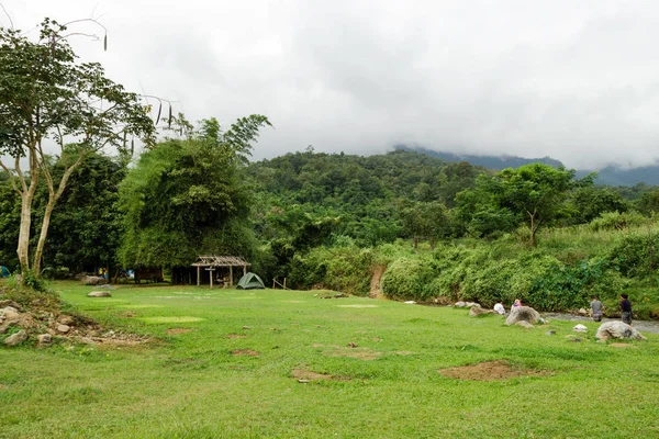 Vista Acampamento Floresta Tropical Perto Rio Montanhas Tempo Nublado Chiang — Fotografia de Stock