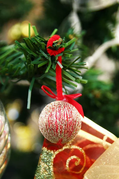 Błyszczący Boże Narodzenie Nowy Rok Złote Ozdoby Czerwone Kolory Jodła — Zdjęcie stockowe