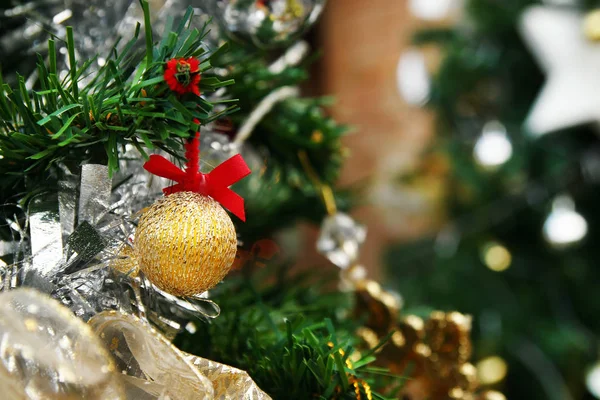 Decoraciones Brillantes Navidad Año Nuevo Colores Dorados Plateados Con Cinta —  Fotos de Stock