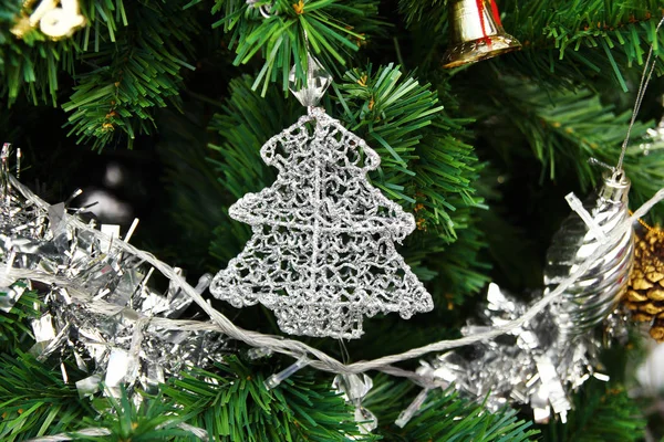 Glänzende Weihnachts Und Neujahrsdekoration Silberfarben Mit Weihnachtslichtern Und Lametta Auf — Stockfoto