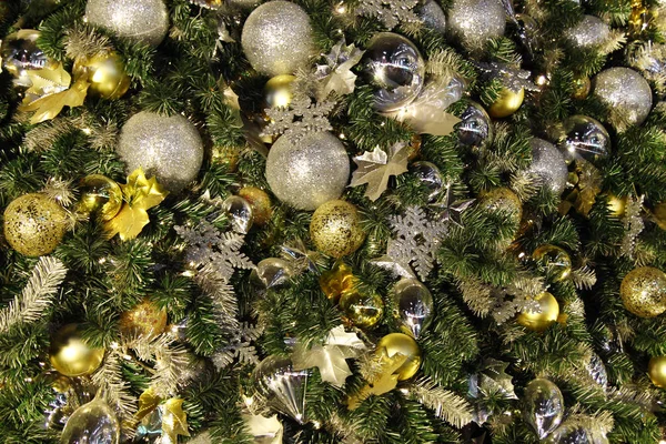 Glänzende Weihnachts Und Neujahrsdekorationen Goldenen Und Silbernen Farben Auf Einem — Stockfoto