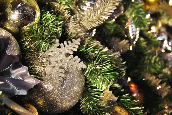 Adornos Navidad Año Nuevo Color Plata Sobre Abeto —  Fotos de Stock