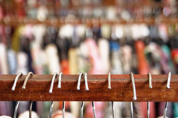 Perchero Madera Con Perchas Metal Sobre Fondo Borroso Dentro Tienda —  Fotos de Stock