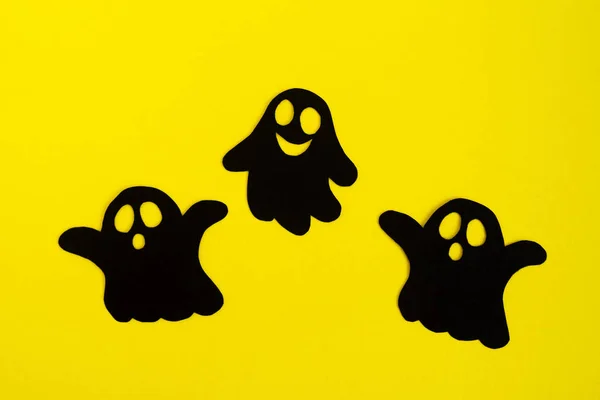 Decoraciones Navideñas Para Halloween Tres Fantasmas Papel Negro Sobre Fondo —  Fotos de Stock