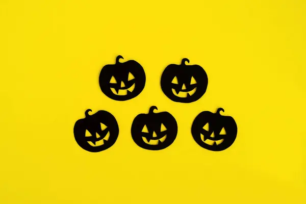 Decoraties Voor Feestdagen Voor Halloween Vijf Zwart Papier Pompoenen Een — Stockfoto