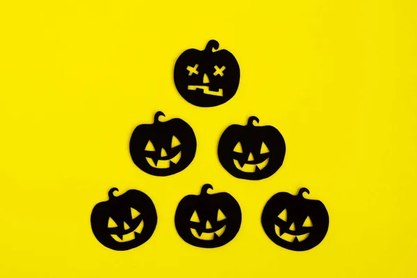 Decoraciones Navideñas Para Halloween Calabazas Papel Negro Sobre Fondo Amarillo —  Fotos de Stock