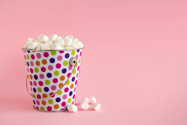 Kleiner Bunter Eimer Gefüllt Mit Weißen Marshmallows Auf Rosa Pastellgrund — Stockfoto