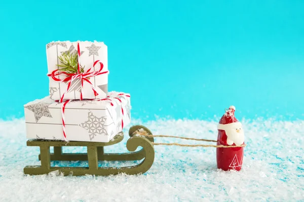 Санта Клауса Проводить Зелений Дерев Яні Сани Двома Подарункові Коробки — стокове фото