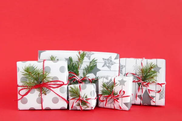 Новорічні Подарункові Коробки Загорнуті Біло Сірим Папером Червоно Білими Стрічками — стокове фото