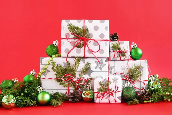 Різдвяні Подарункові Коробки Загорнуті Біло Сірим Папером Червоно Білими Стрічками — стокове фото