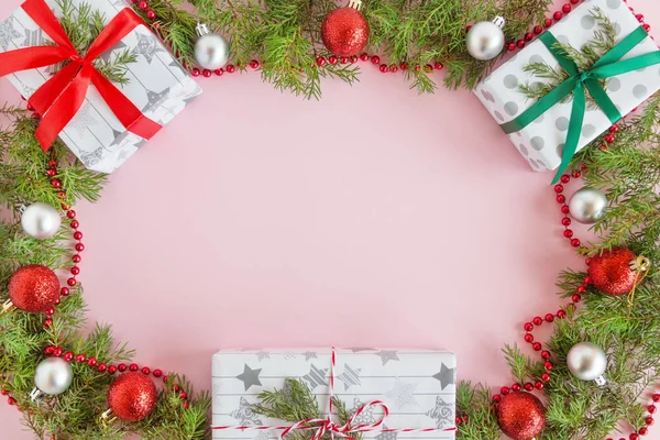 Vista Superior Quadro Decorações Natal Vermelho Prata Caixas Presente Ramos — Fotografia de Stock