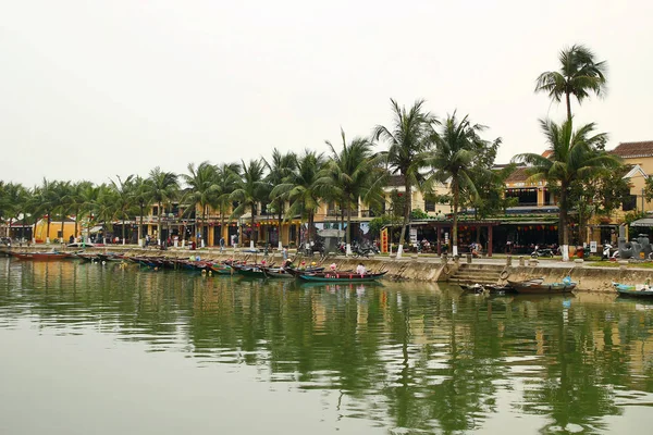 ホイアン ベトナム 2018 伝統的な木造船の木ボン川と黄色の建物とヤシの木に堤防ビュー — ストック写真
