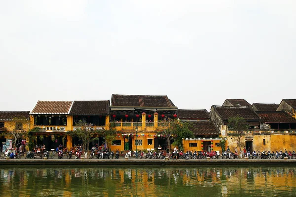 Hoi Vietnam February 2018 Embankment Thu Bon River Yellow Buildings — Stock Photo, Image