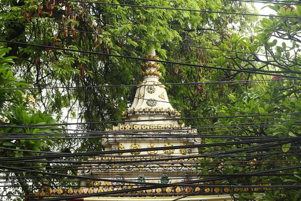 Näkymä Buddhalainen Temppeli Puiden Välissä Sähköjohtoja Etualalla Chiang Mai Thaimaa — kuvapankkivalokuva