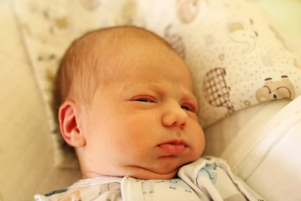 Retrato Bebé Recién Nacido Durmiendo Lindo Cama — Foto de Stock